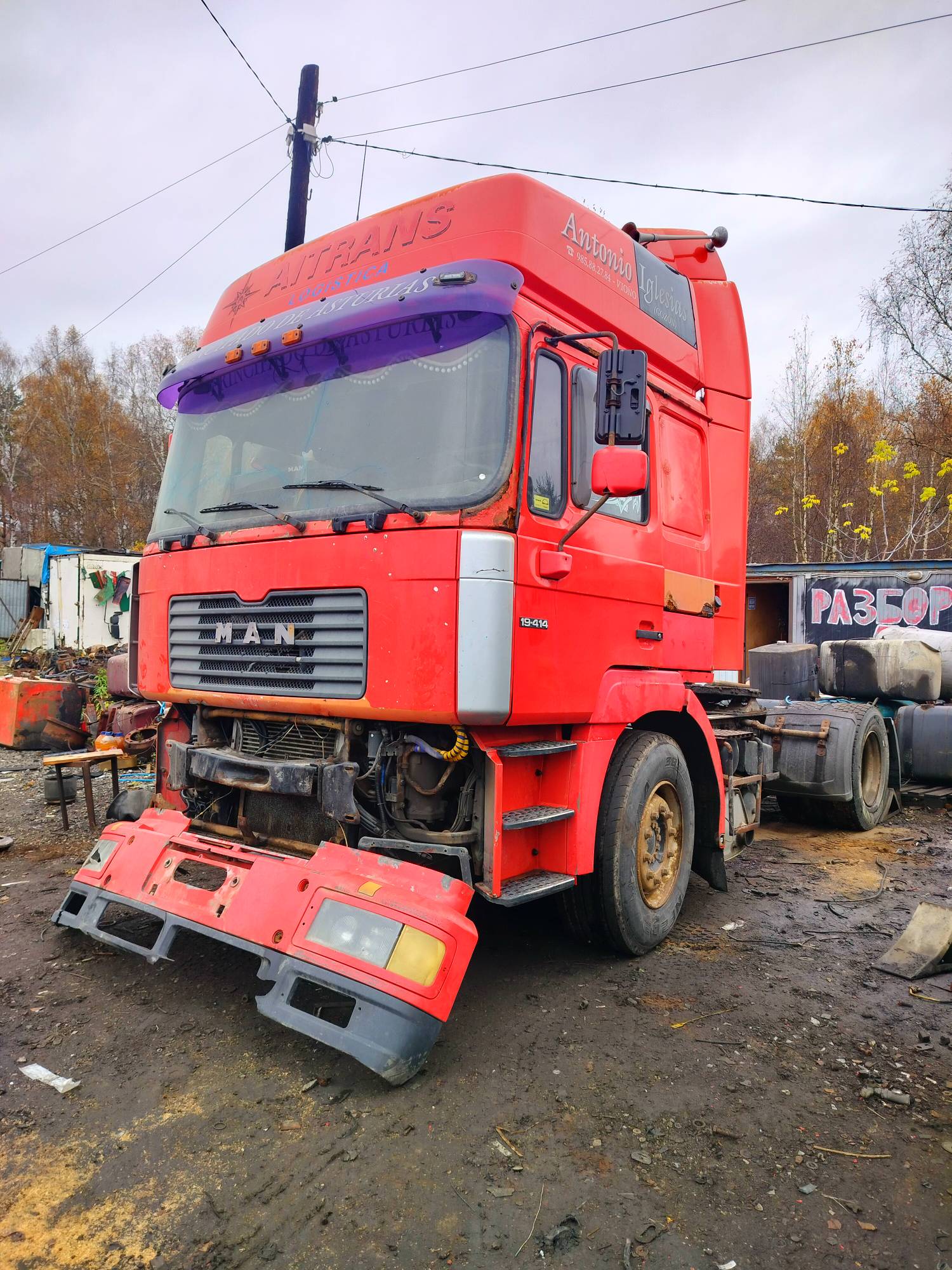 На разборку поступил MAN F2000 2000 г.в. Двигатель D2866LF34 4-х клапанные головки, КПП 16S181 с ретардой, редуктор HY13110 37/12 подвеска рессорная перед, сзади воздух. Кабина высокая, гнилая. Крыша в продаже.